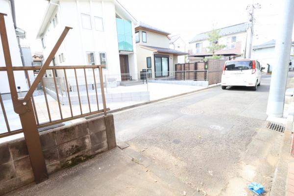 東村山市萩山町１丁目 中古戸建 前面道路含む現地写真