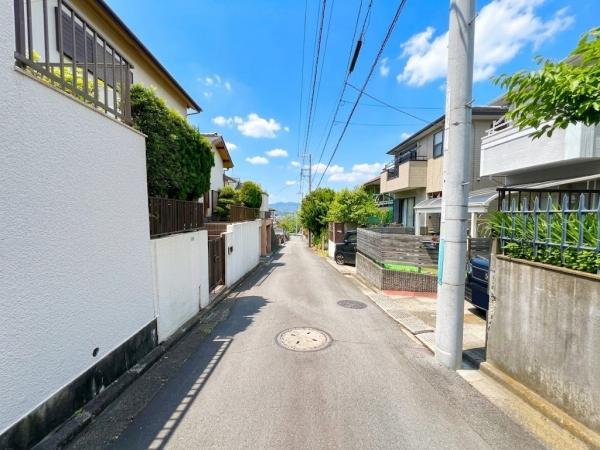 中郡二宮町富士見が丘１丁目 中古一戸建 前面道路含む現地写真