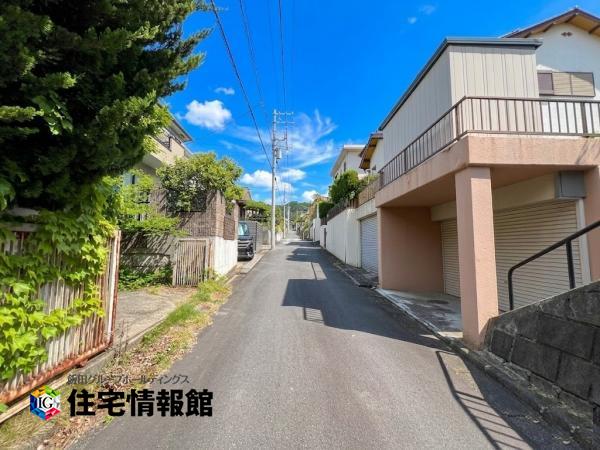 中郡二宮町富士見が丘１丁目 中古一戸建 前面道路含む現地写真