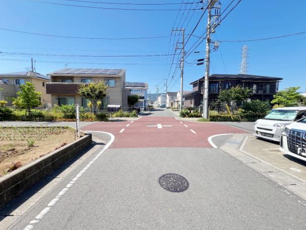 足柄上郡開成町みなみ４丁目 中古戸建 前面道路含む現地写真