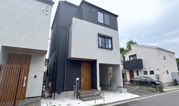 横浜市港南区芹が谷１丁目 戸建 前面道路含む現地写真