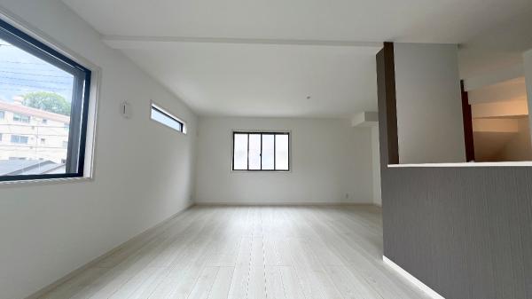 横浜市港南区芹が谷１丁目 戸建 リビングダイニング