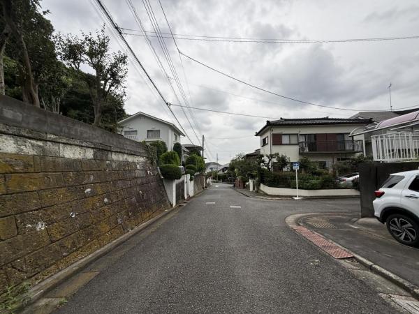 鎌倉市城廻 前面道路含む現地写真