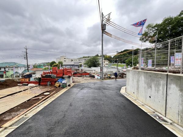 町田市薬師台１丁目 土地 前面道路含む現地写真