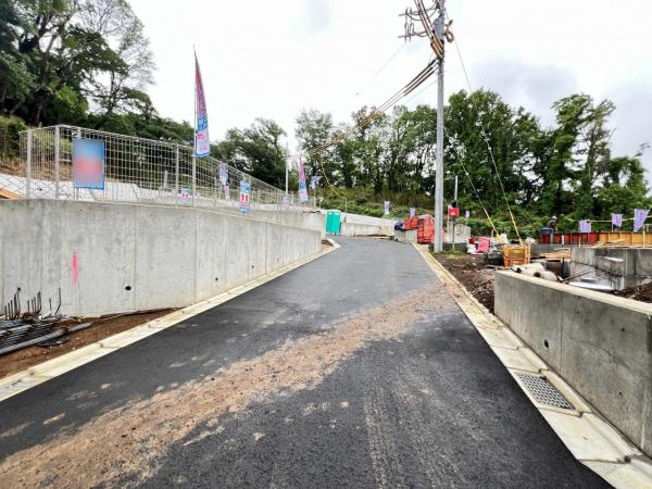 町田市薬師台１丁目 土地 前面道路含む現地写真