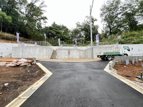 町田市薬師台１丁目 土地 前面道路含む現地写真