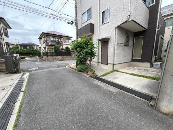 春日部市東中野 中古戸建 前面道路含む現地写真