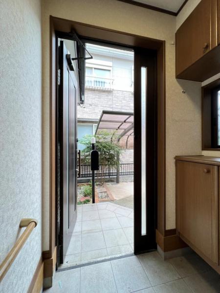 春日部市中央１丁目 中古戸建 玄関