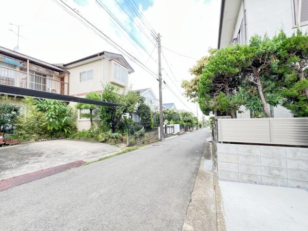 川崎市多摩区長尾６丁目 戸建 前面道路含む現地写真