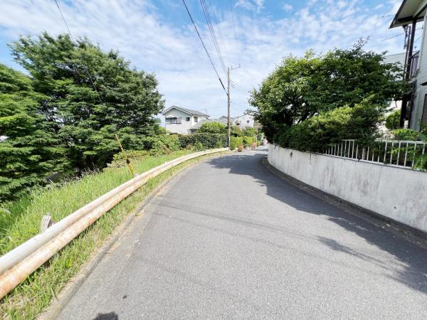 中郡二宮町百合が丘３丁目 中古戸建 前面道路含む現地写真