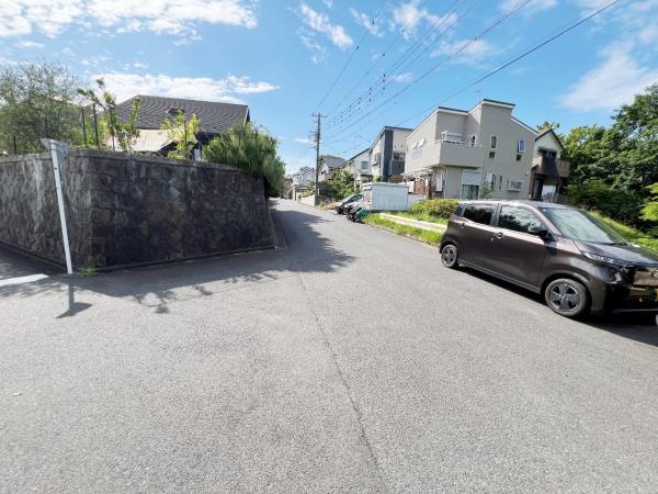中郡二宮町百合が丘３丁目 中古戸建 前面道路含む現地写真