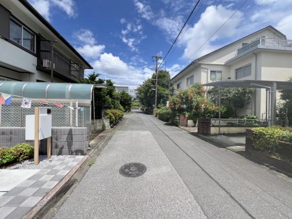 鳩山町松ヶ丘1丁目2期 前面道路含む現地写真