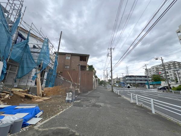 横浜市戸塚区下倉田町 戸建 前面道路含む現地写真
