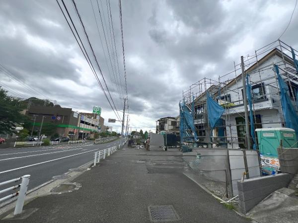 横浜市戸塚区下倉田町 戸建 前面道路含む現地写真