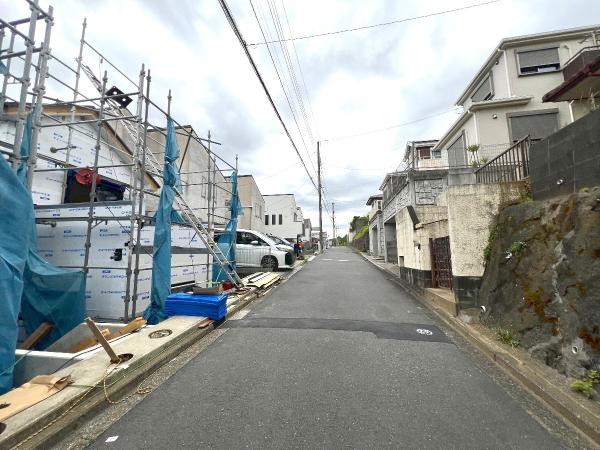 横浜市戸塚区下倉田町 戸建 前面道路含む現地写真