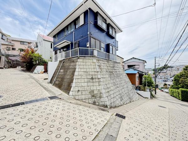 横浜市金沢区富岡東６丁目 中古戸建 前面道路含む現地写真