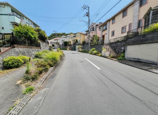 中郡二宮町緑が丘３丁目 中古戸建 前面道路含む現地写真