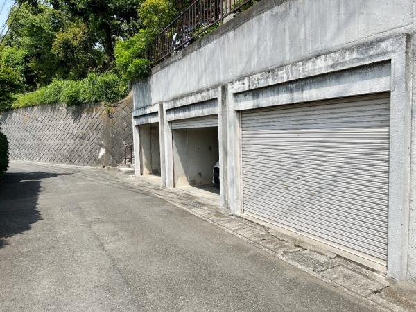 中郡大磯町石神台２丁目 中古戸建 前面道路含む現地写真