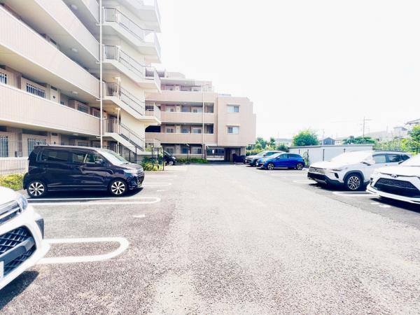 レヴィールファミリア上溝 敷地内駐車場