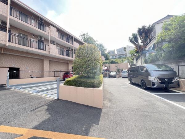 ロイヤルプラザ大和 敷地内駐車場