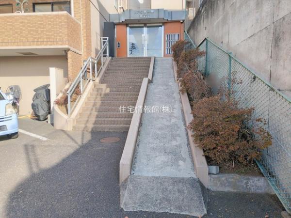 リブゼ横浜南伍番館 
