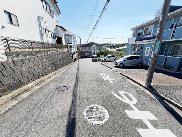 中郡二宮町富士見が丘２丁目 中古戸建 前面道路含む現地写真
