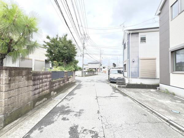 平塚市東真土４丁目 中古戸建 前面道路含む現地写真