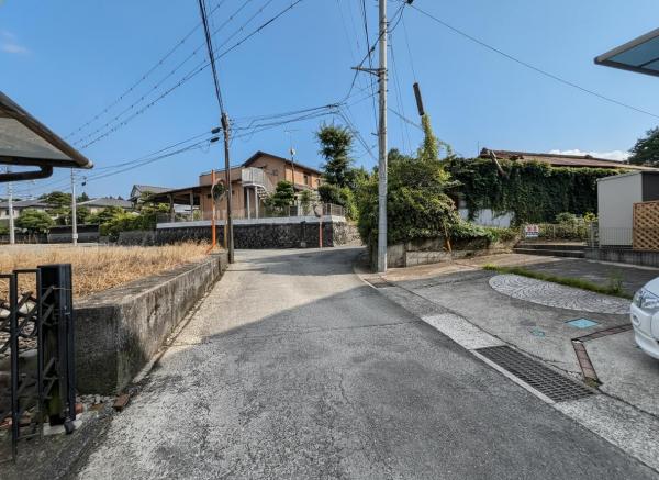 南足柄市狩野 中古戸建 前面道路含む現地写真