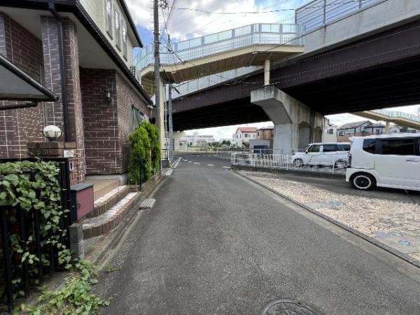 川越市今成４丁目 中古戸建 前面道路含む現地写真