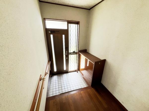 小田原市小八幡１丁目 中古戸建 玄関