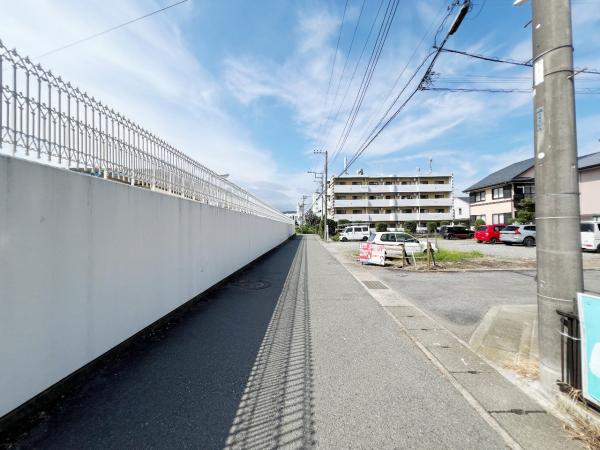 小田原市小八幡１丁目 中古戸建 前面道路含む現地写真
