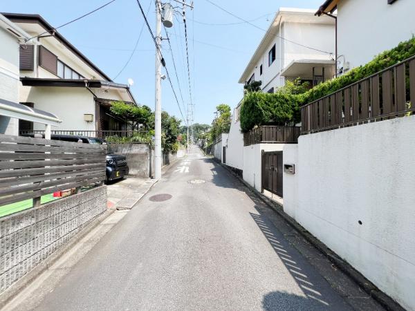 中郡二宮町富士見が丘１丁目 中古戸建 前面道路含む現地写真