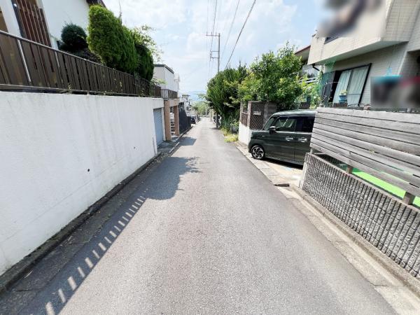 中郡二宮町富士見が丘１丁目 中古戸建 前面道路含む現地写真