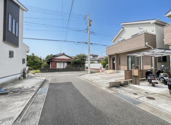 伊勢原市小稲葉 中古戸建 前面道路含む現地写真