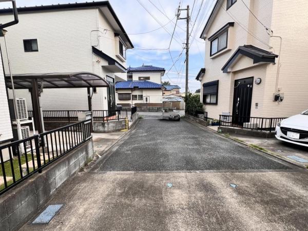 綾瀬市落合北５丁目 中古戸建 前面道路含む現地写真
