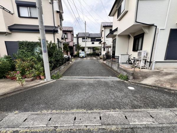 綾瀬市落合北５丁目 中古戸建 前面道路含む現地写真