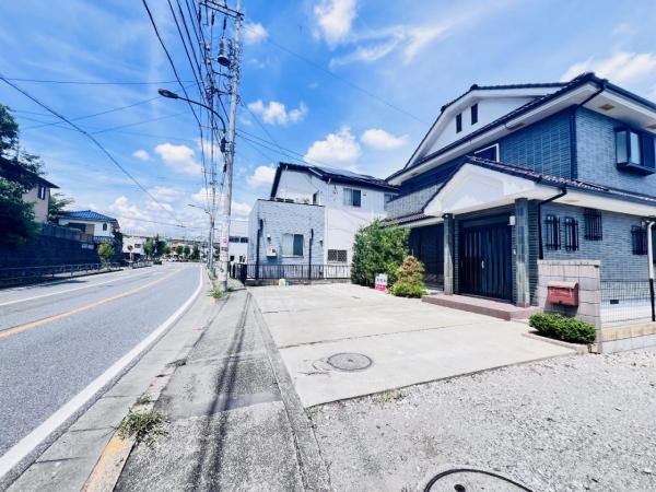 青梅市友田町２丁目 中古戸建 前面道路含む現地写真