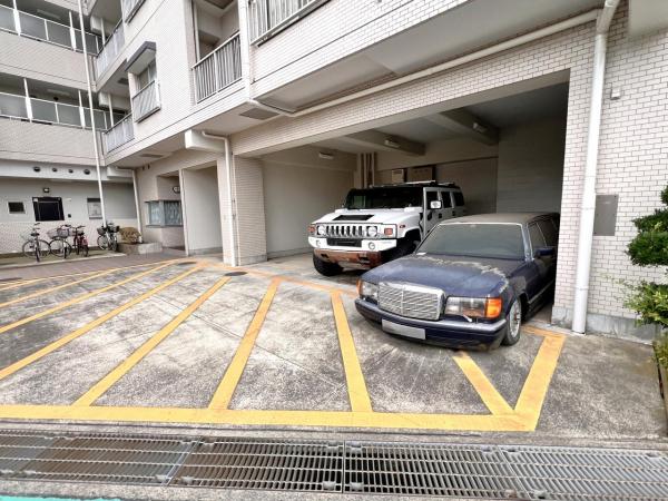 オリエンタル厚木 敷地内駐車場