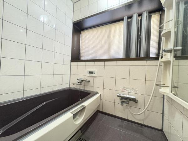 間口19ｍ超・土地64坪のゆったりとした物件です。 浴室