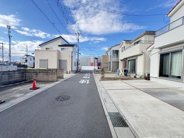 【バリアフリー×二世帯住宅】3台駐車可能 前面道路含む現地写真