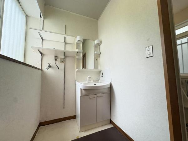 小学校の近い家。車も2台停められます。 洗面化粧台