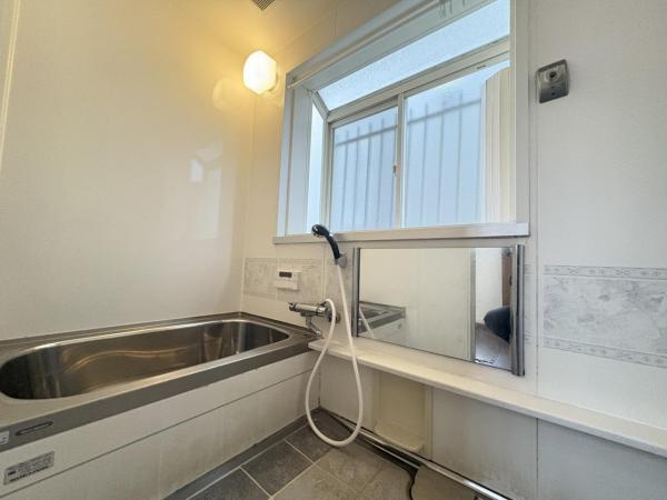 小学校の近い家。車も2台停められます。 浴室