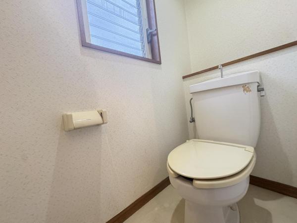 小学校の近い家。車も2台停められます。 トイレ