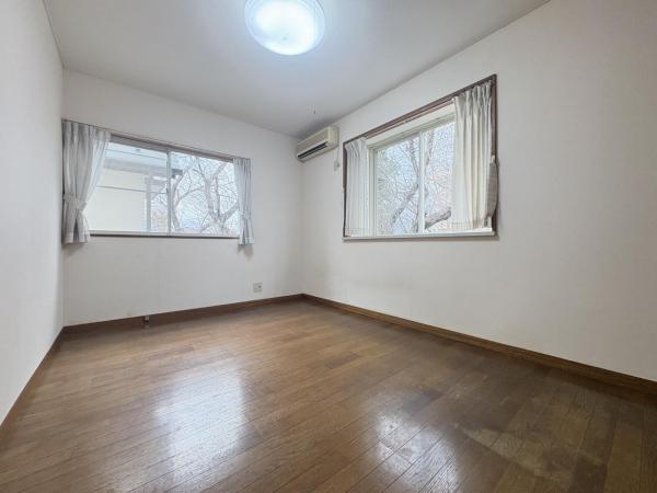 小学校の近い家。車も2台停められます。 洋室