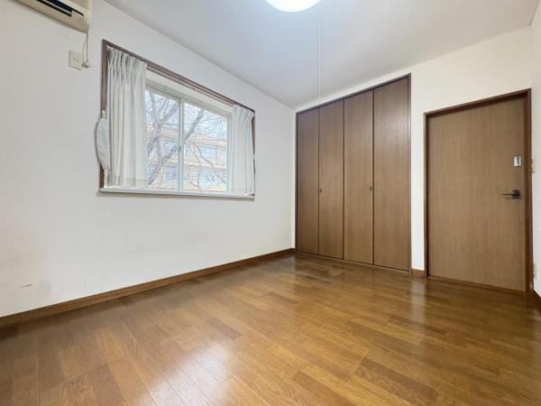 小学校の近い家。車も2台停められます。 寝室