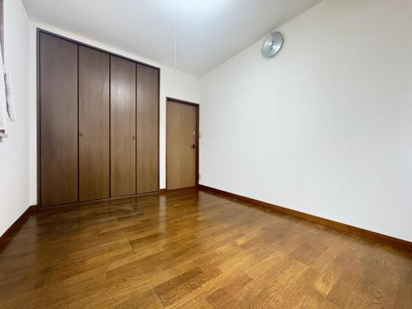 小学校の近い家。車も2台停められます。 寝室