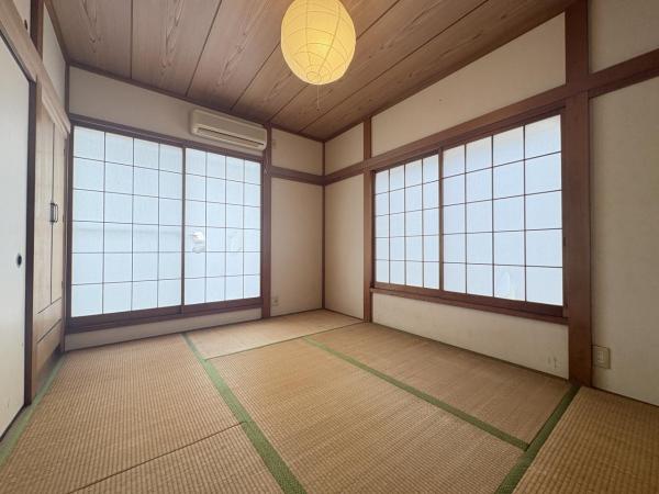 小学校の近い家。車も2台停められます。 和室