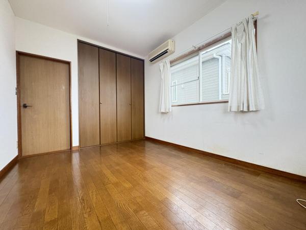 小学校の近い家。車も2台停められます。 洋室