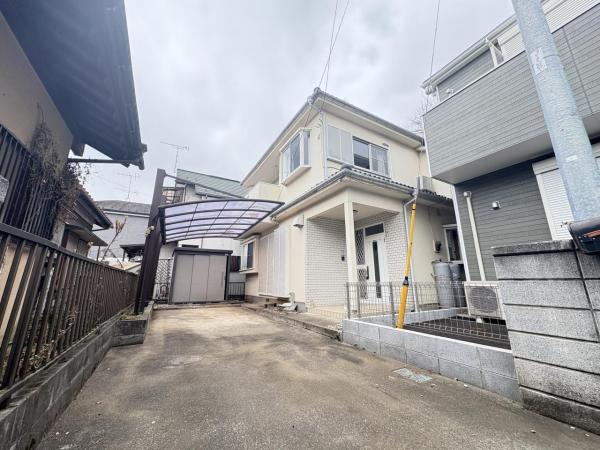 小学校の近い家。車も2台停められます。 駐車場