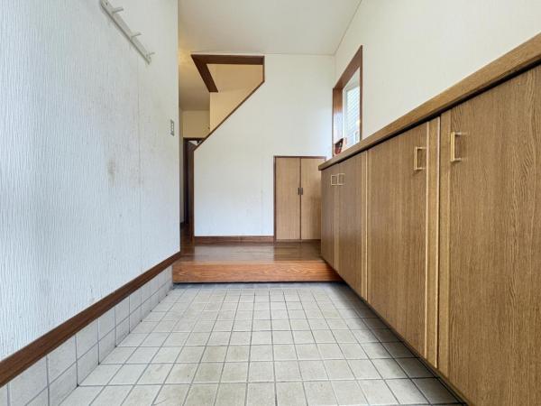 小学校の近い家。車も2台停められます。 玄関